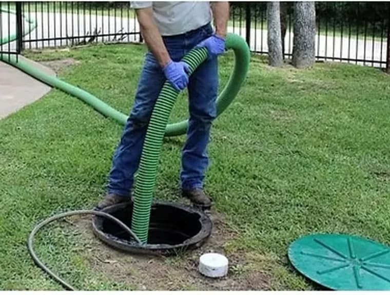 Serviço de limpeza de fossa séptica com caminhão de sucção
